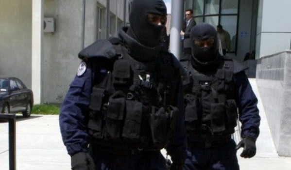 Poliţiştii din Cluj au reţinut trei bărbaţi, din Turda, bănuiţi de comiterea infracţiunilor de şantaj şi camătă Poliţiştii din Cluj au reţinut trei bărbaţi, din Turda, bănuiţi de comiterea infracţiunilor de şantaj şi camătă