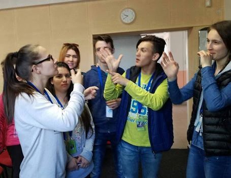 „Prietenie fără frontiere”, parteneriat România-Cehia în beneficiul elevilor cu deficienţe de auz „Prietenie fără frontiere”, parteneriat România-Cehia în beneficiul elevilor cu deficienţe de auz