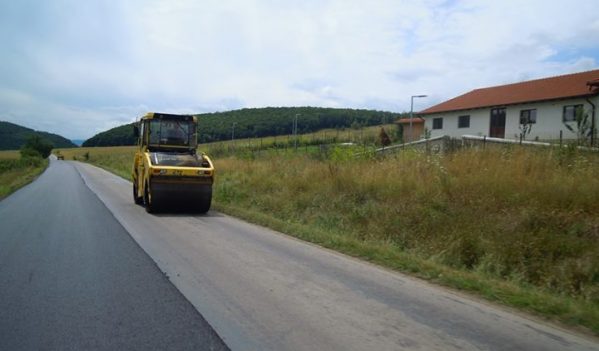 Au demarat lucrările de asfaltare pe drumul județean Cluj Napoca – Făget – Ciurila Au demarat lucrările de asfaltare pe drumul județean Cluj Napoca – Făget – Ciurila