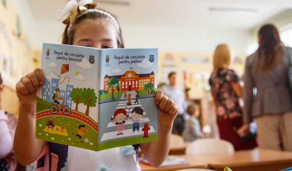 Primăria Cluj Napoca sprijină elevii din clasa I să învețe regulile elementare de circulație rutieră Primăria Cluj Napoca sprijină elevii din clasa I să învețe regulile elementare de circulație rutieră
