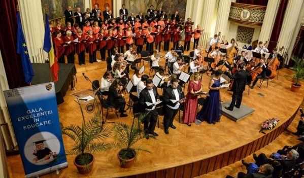 Consiliul Judeţean Cluj premiază cei mai buni elevi Consiliul Judeţean Cluj premiază cei mai buni elevi