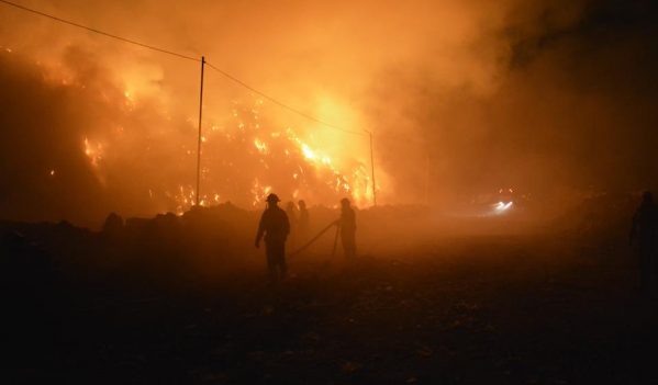 Arde depozitul de gunoi de la Pata Rât Arde depozitul de gunoi de la Pata Rât