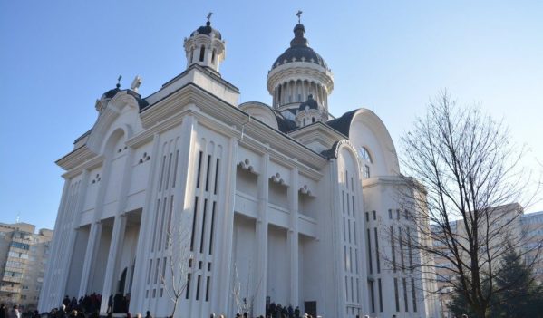 Prima Liturghie oficiată de Mitropolitul Clujului în biserica „Sfinții Apostoli Petru și Pavel”, din cartierul Mănăștur Prima Liturghie oficiată de Mitropolitul Clujului în biserica „Sfinții Apostoli Petru și Pavel”, din cartierul Mănăștur