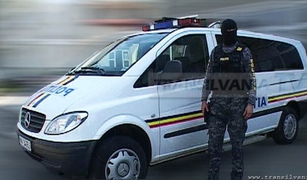Un tânăr din Florești, care a rănit grav un jandarm pe Cluj Arena, luat cu mascații de acasă Un tânăr din Florești, care a rănit grav un jandarm pe Cluj Arena, luat cu mascații de acasă