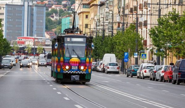 Un nou tramvai colorat pe străzile Clujului Un nou tramvai colorat pe străzile Clujului