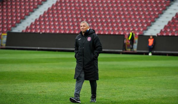 Dan Petrescu și-a prelungit contractul cu CFR Cluj Dan Petrescu și-a prelungit contractul cu CFR Cluj