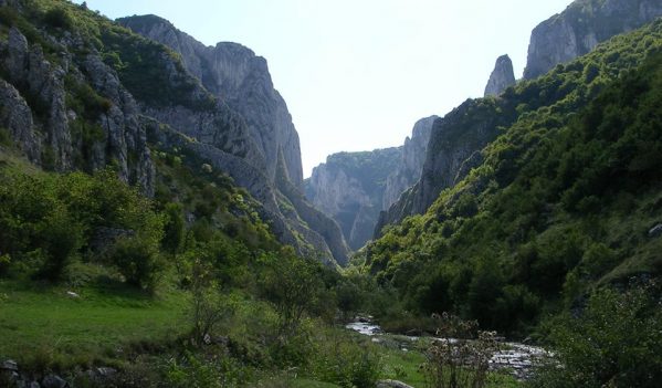 Iubitorii de natură, invitați să participe la ecologizarea Cheilor Turzii Iubitorii de natură, invitați să participe la ecologizarea Cheilor Turzii
