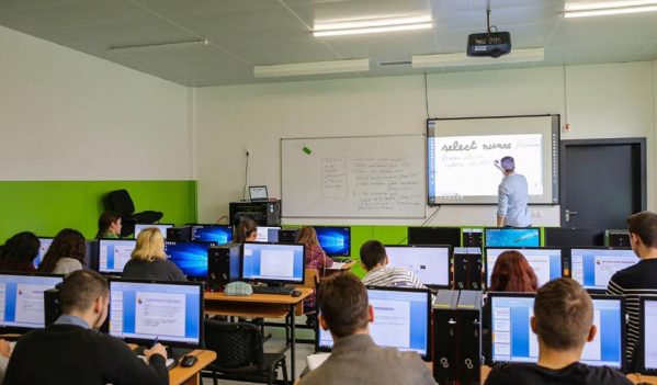 Bani alocați școlilor și grădinițelor de Primăria Cluj-Napoca, pentru achiziționarea de calculatoare și table interactive Bani alocați școlilor și grădinițelor de Primăria Cluj-Napoca, pentru achiziționarea de calculatoare și table interactive
