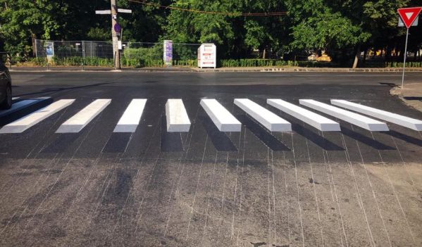 Prima trecere de pietoni cu marcaj orizontal 3D din Cluj-Napoca Prima trecere de pietoni cu marcaj orizontal 3D din Cluj-Napoca