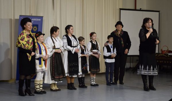 Tradiționalul „Joc la șură”, prezentat elevilor din comuna clujeană Mihai Viteazu Tradiționalul „Joc la șură”, prezentat elevilor din comuna clujeană Mihai Viteazu